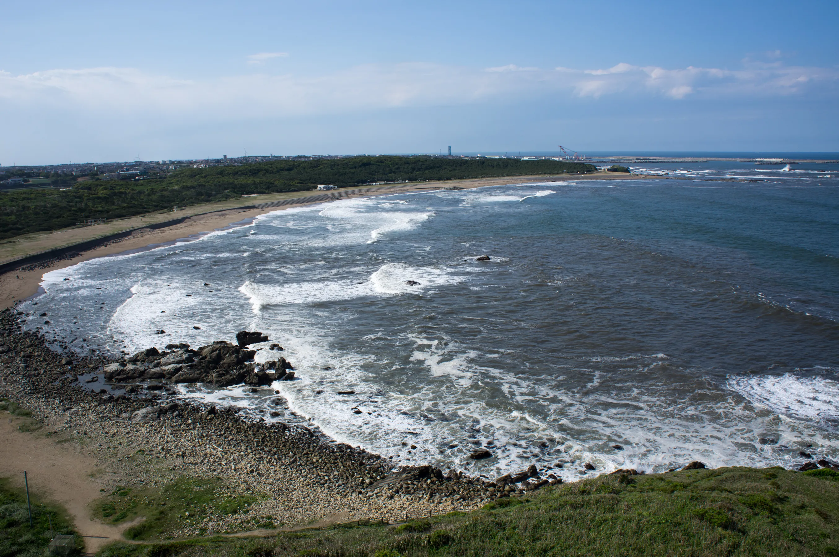 灯台の上から君ケ浜を望む